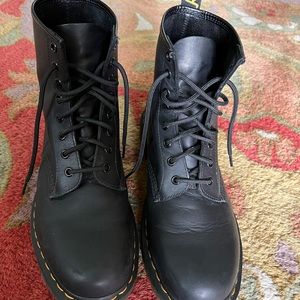 Men’s Dr. Martens Black 1460 EUC Size 10